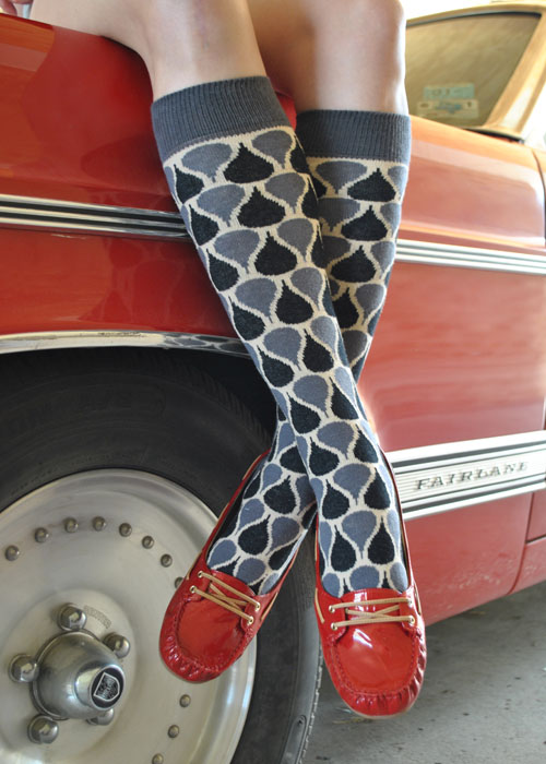 calcetines mujer largos gris y rojo