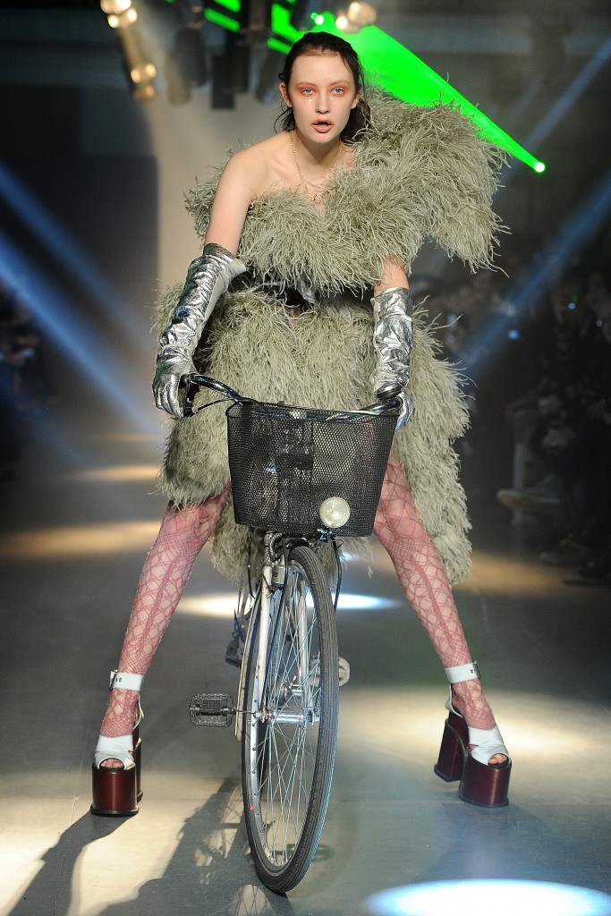 Vivienne Westwood desfile bicicleta 