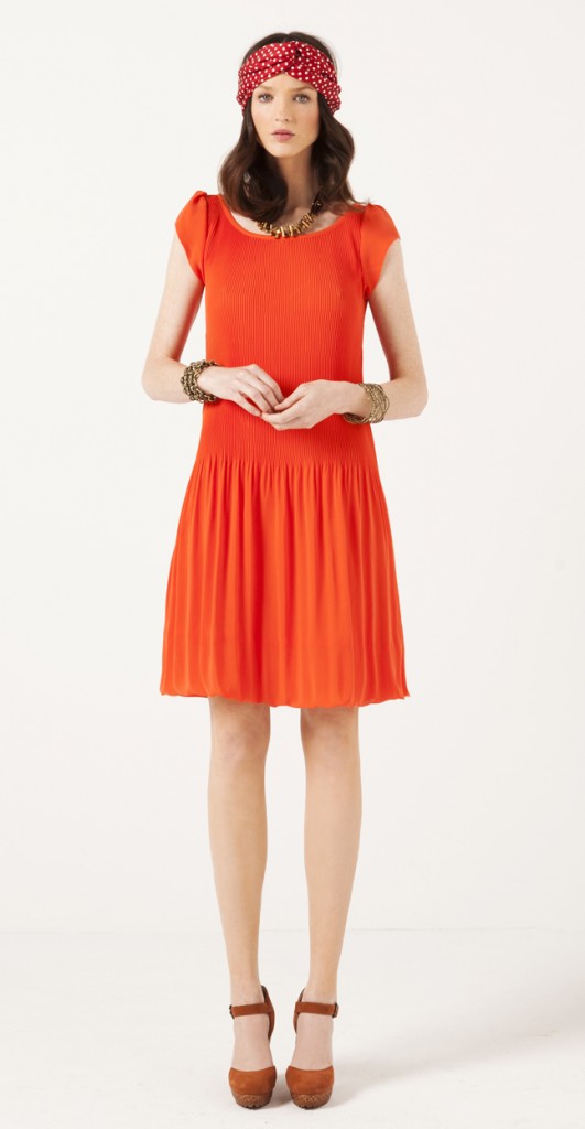 vestido naranja plisado