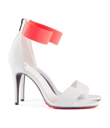 Sandalias H&M blancas con cinta tobillera roja