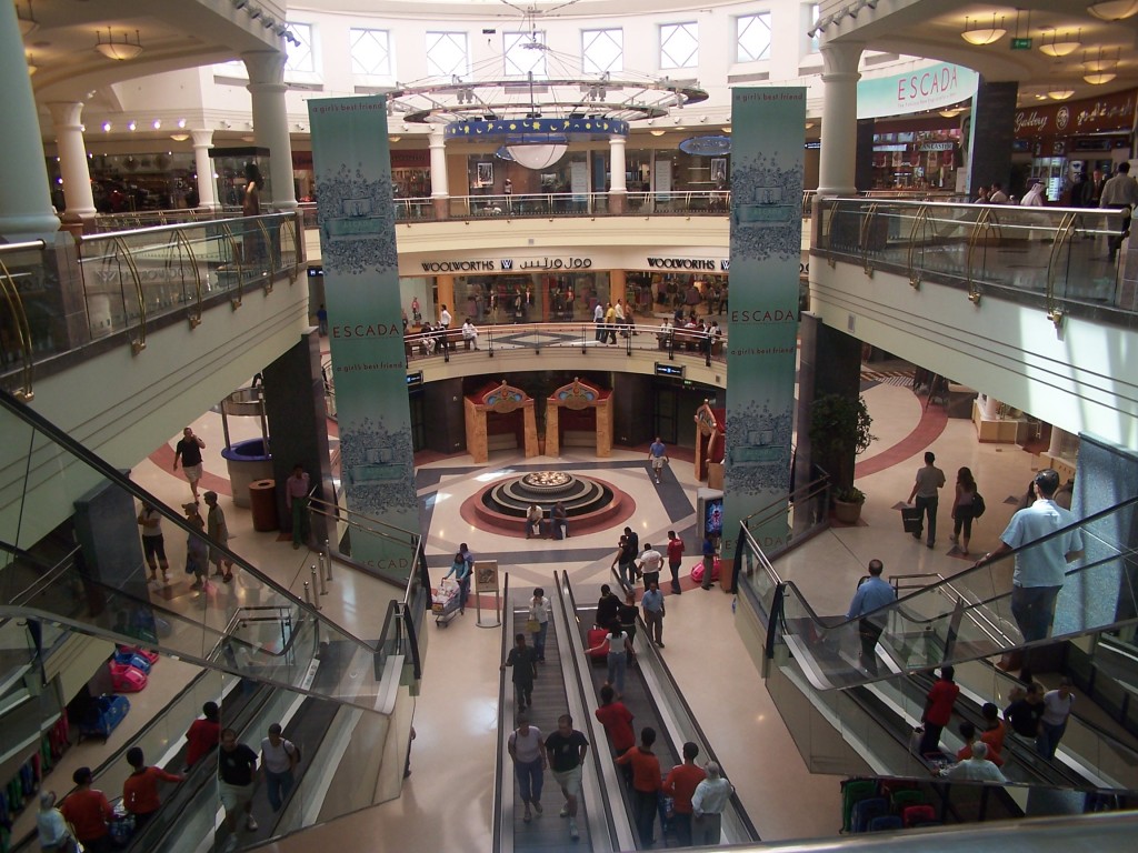 centro comercial donde hay tiendas de ropa