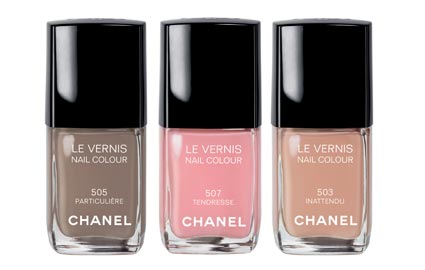 lacas de uña en tonos nude de Chanel
