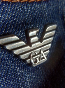 logotipo marca armani pantalones